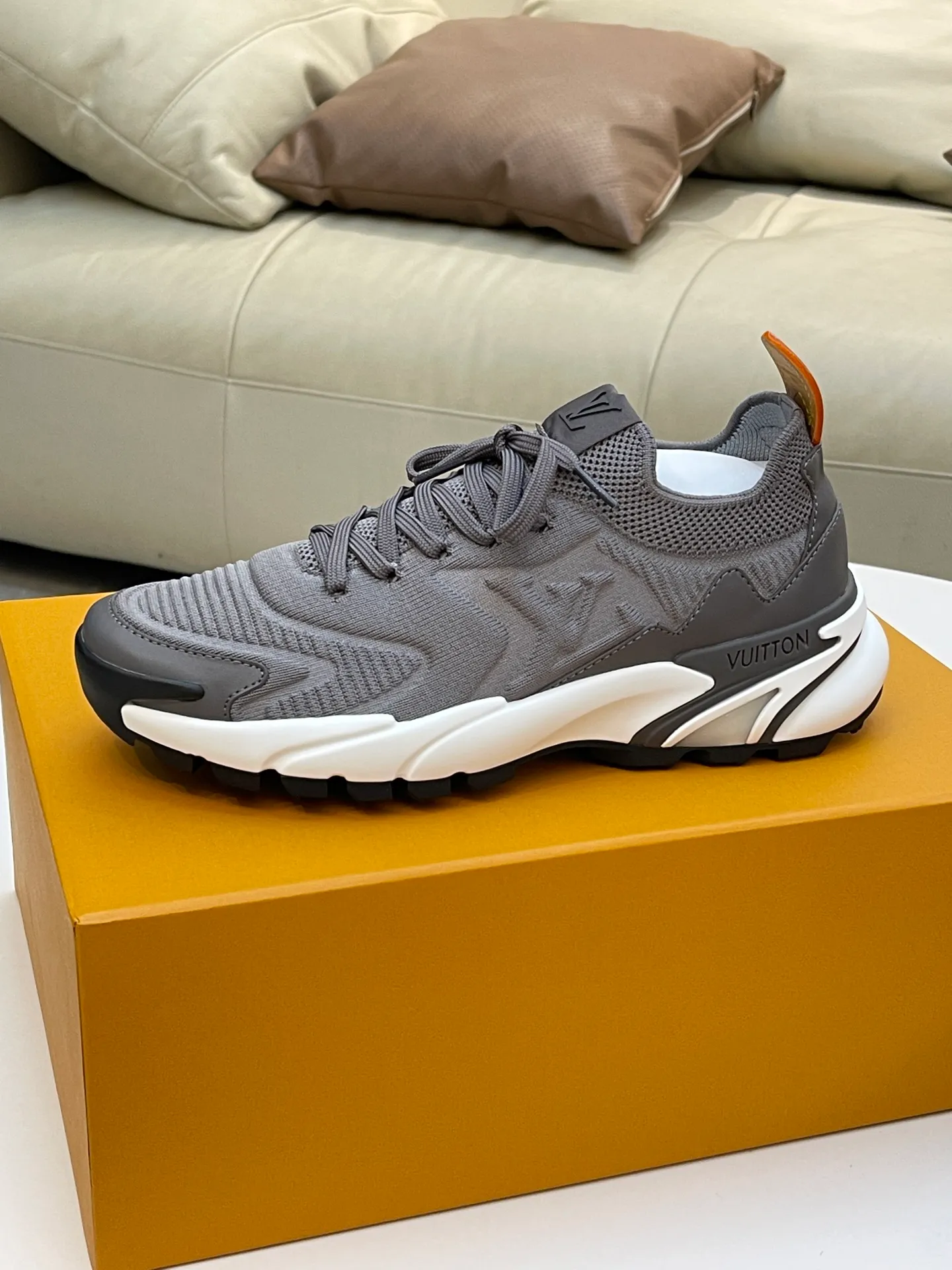 [L Home] Top P: 700💰 Size: 39-44 (customized at 38.45.46) LV Donkey Brand Louis Vuitton RUNNER TATIC new men's sneakers This LV Runner Tatic sneaker uses a whole piece of technical knitting to create an easy-to-take-off design, and then outlines the upper with cow leather trim. The LV logo on the side releases a dynamic atmosphere between the textures, the leather back strap is shaped like the handle fastener of the Louis Vuitton leather goods series, and the lightweight and wear-resistant two-tone rubber sole completes the whole. The toe and heel wrap details continue to provide comfortable fabric foot support, creating a stylish and stylish upper! Comes with full original packaging!